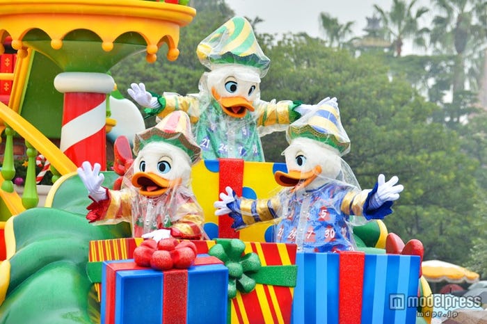 雨天バーションの「ディズニー・サンタヴィレッジ・パレード」