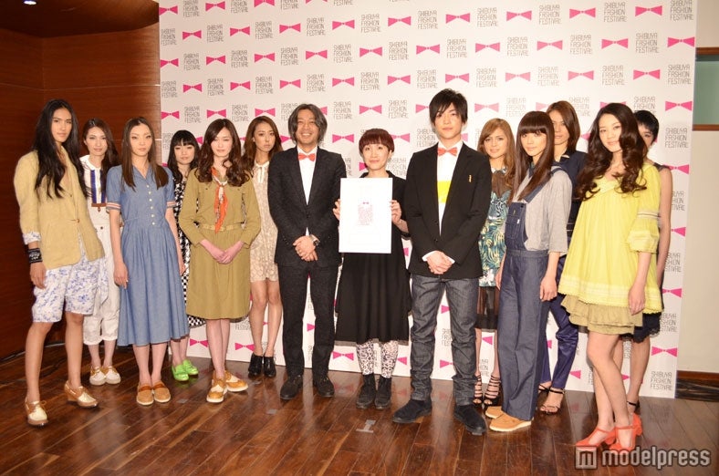 中央：「ハチ公」洋服デザイン大賞を受賞した文化服装学院・吉田絵美さん