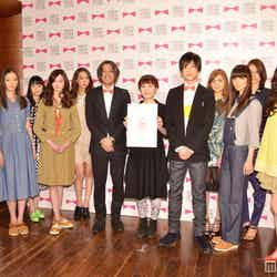 中央：「ハチ公」洋服デザイン大賞を受賞した文化服装学院・吉田絵美さん