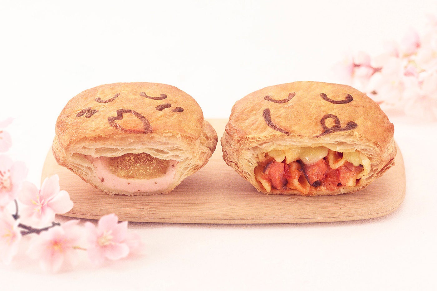 左：もちもち桜わらび餅、右：スモークベーコンとペンネのトマトチーズ／画像提供：ダスキン