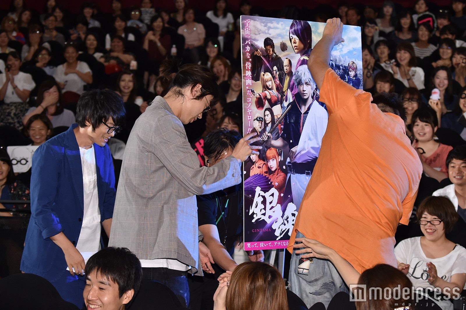 パネルの位置を直す福田雄一監督（C）モデルプレス