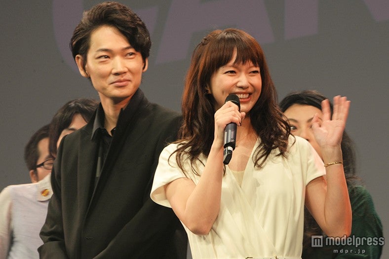 綾野剛（左）、多部未華子