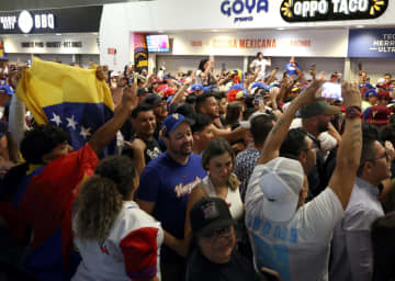 WBC ベネズエラファンが狂喜乱舞！コンコースに集結し「ピザ食った！」の大合唱 日本戦では「寿司食った！」お祭り騒ぎに