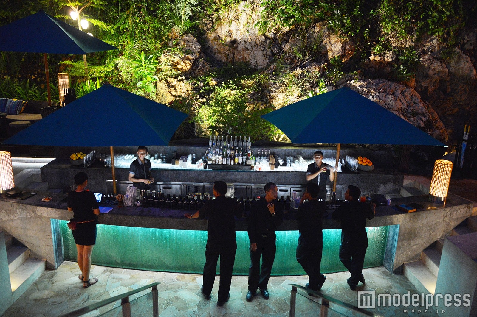 バーカウンター（C）モデルプレス