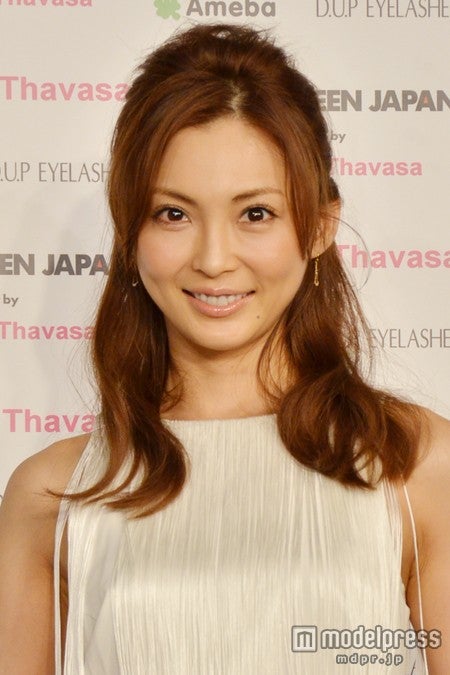 押切もえ、ミニワンピで美脚披露　新たな美容法を語る