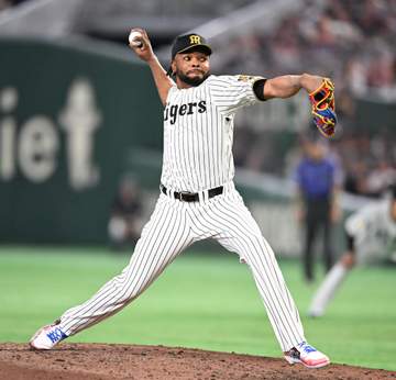 38歳の球宴初出場！阪神・ドリス、アップルウォッチ内臓ド派手グラブで登板 日本ハム・万波に適時打浴びて1失点