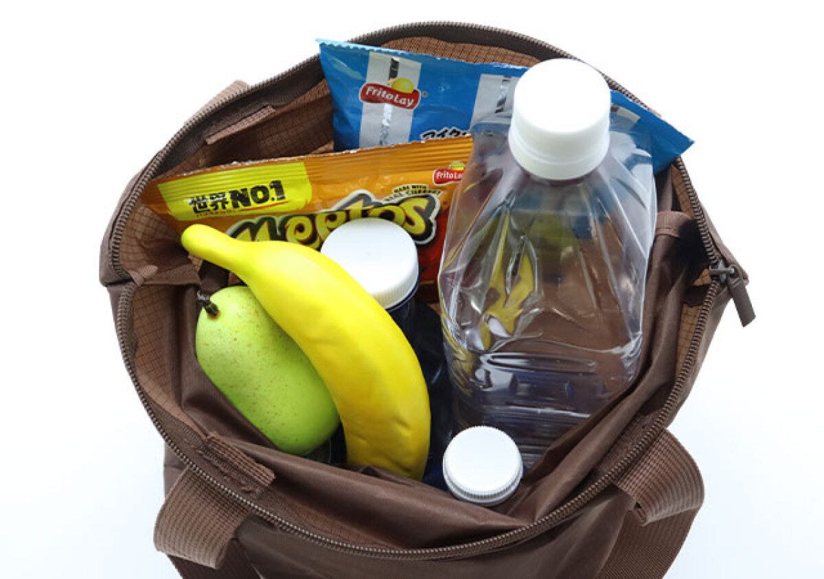 宝島社雑誌付録のsweet2026年2月号のコールマンのジップつきトートバッグ＆クロワッサン形ポーチチャーム3