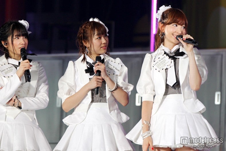 （左から）横山由依、須田亜香里、小嶋陽菜（C）AKS