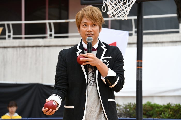 ボッチャに挑戦する香取慎吾 (提供画像)