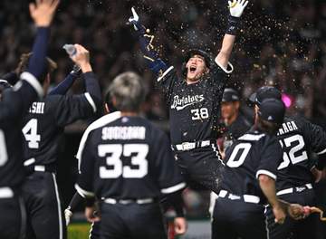 オリックス 来田が劇的なサヨナラ3ラン 壮絶な打撃戦を制す 17年ぶり東京D開催、満員のファン熱狂