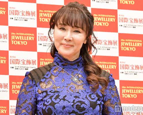 浅野ゆう子、超ミニ丈パンツ×ピンヒールでSEXY美脚大胆披露「健康的で美しい」「見惚れる」の声