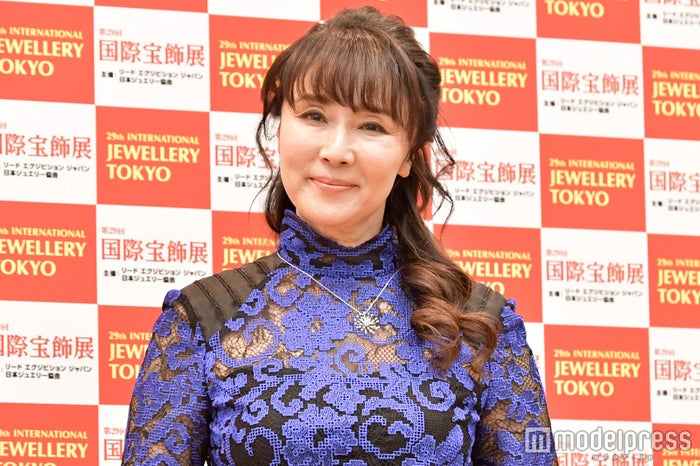 浅野ゆう子、イケメン夫顔出し 寄り添い2ショットが話題「イケメンでスタイルいい」「美男美女」