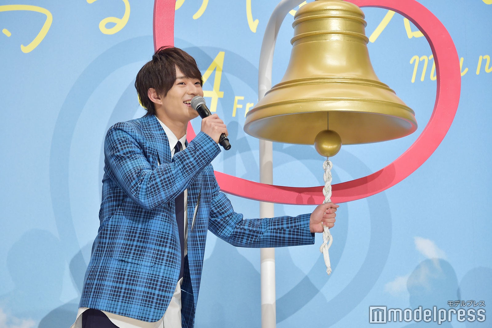 鐘を鳴らす浮所飛貴（C）モデルプレス