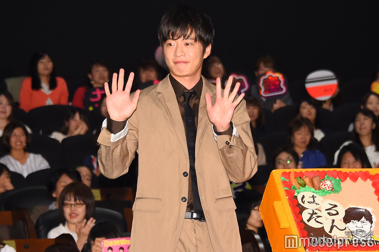 “存在が罪”なお手振り田中圭（C）モデルプレス