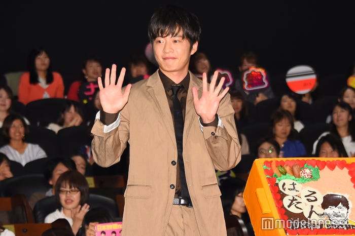 “存在が罪”なお手振り田中圭(C)モデルプレス