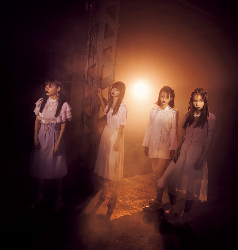 （左から）吉木千沙都、中村里砂、山本舞香、黒瀧まりあ（画像提供：徳間書店）