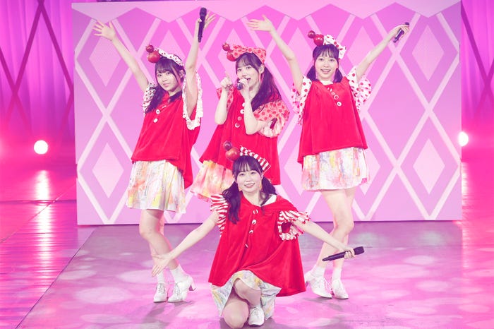 (左から時計回りに)佐藤璃果、田村真佑、北川悠理、矢久保美緒/乃木坂46・4期生「乃木坂46 4期生ライブ2020」(提供写真)