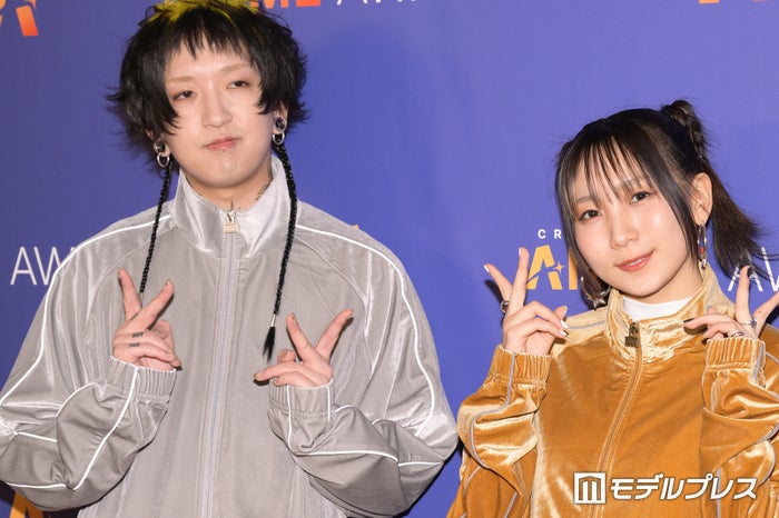 YOASOBI、NY街中でビール乾杯 現地公演前のオフショットに「良い飲みっぷり」「すごくいい顔」の声