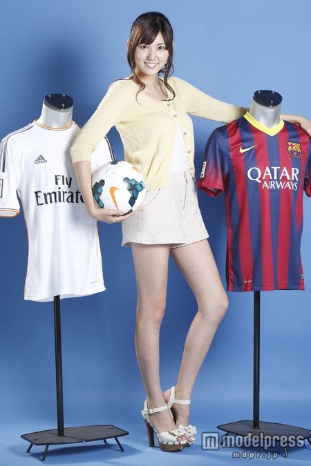 驚異の“カモシカ脚”を披露　美女モデルがスペインサッカーを盛り上げる