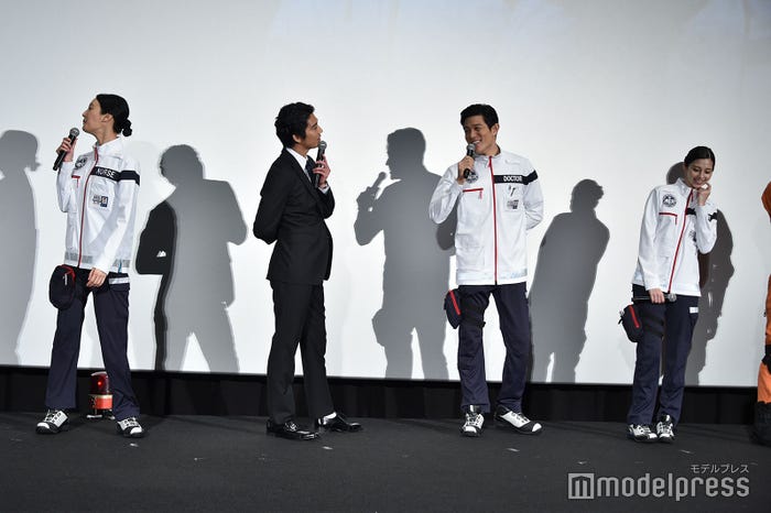 ジェシーのギャグに笑う一同/菜々緒、賀来賢人、鈴木亮平、中条あやみ(C)モデルプレス