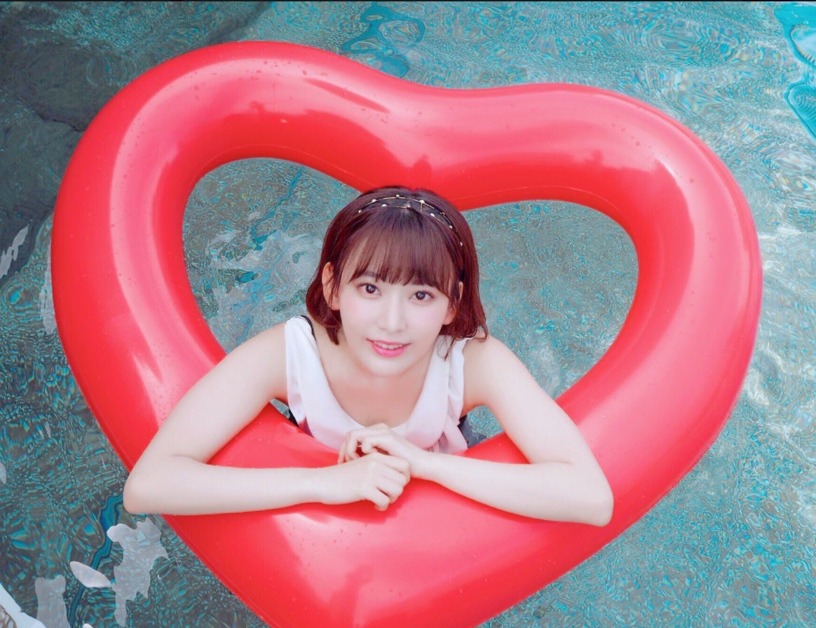 HKT48宮脇咲良、Instagramで水着ショット初公開しフォロワー1万人増える