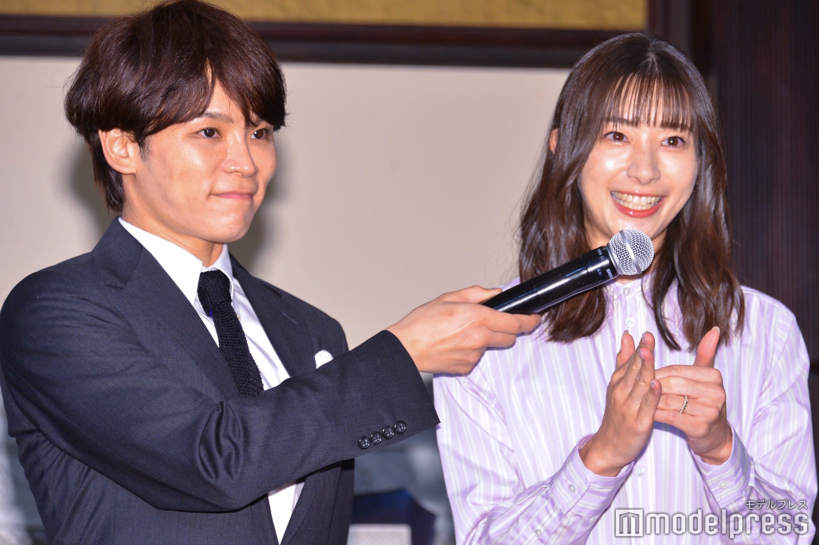 手話で挨拶をしたTATSU、足立梨花（C）モデルプレス