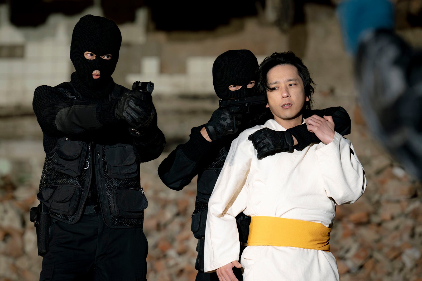 松坂桃李、堺雅人、二宮和也「VIVANT」第7話より（C）TBS