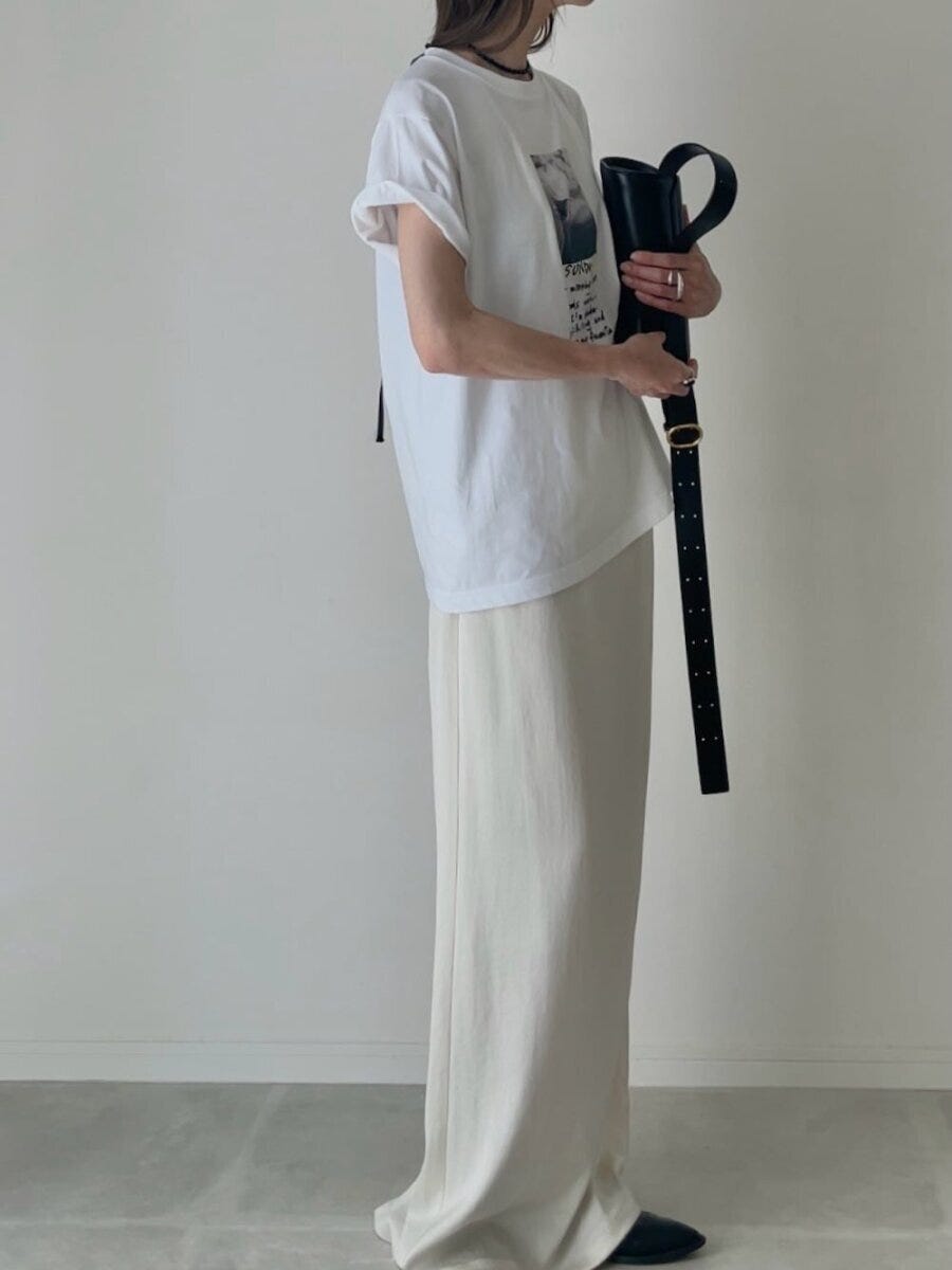 2026夏大人女性おすすめ白TIラインスカートコーデ