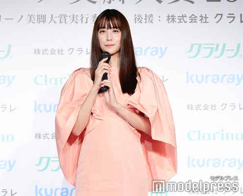 山本美月、美脚あらわなドレス姿で登場 ベストジーニストに続く受賞「脚の年になった」