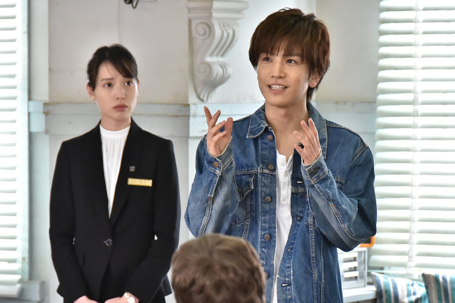 戸田恵梨香、岩田剛典／「崖っぷちホテル！」第8話より（C）日本テレビ