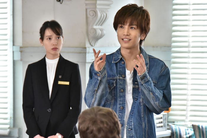 戸田恵梨香、岩田剛典/「崖っぷちホテル!」第8話より(C)日本テレビ