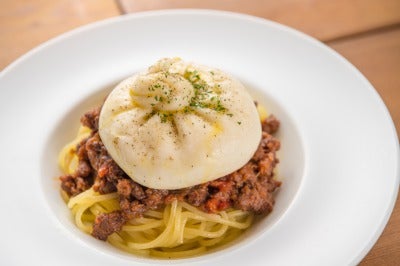 ブッラータチーズ乗せボロネーゼ　1,880円／画像提供：カームデザイン