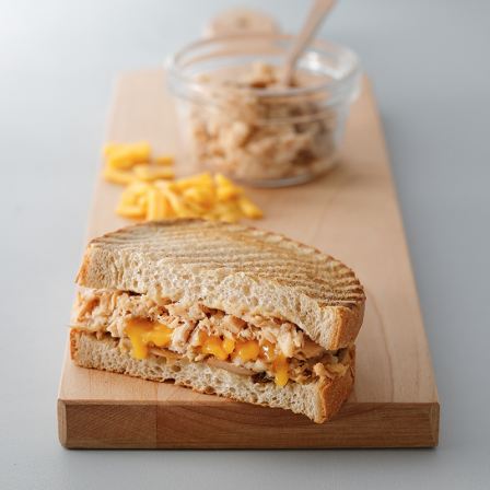 ツナチェダーチーズ ホットサンド¥380／画像提供：スターバックス コーヒー ジャパン