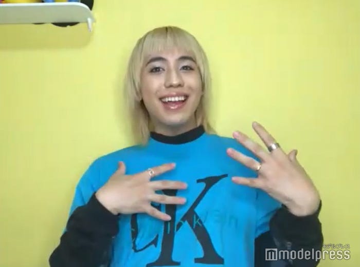 自宅からリモートインタビューに応じたりゅうちぇる(C)モデルプレス