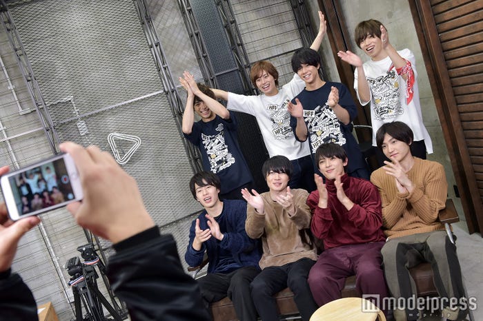生配信後も元気いっぱい盛り上がるハンサムの面々(C)モデルプレス