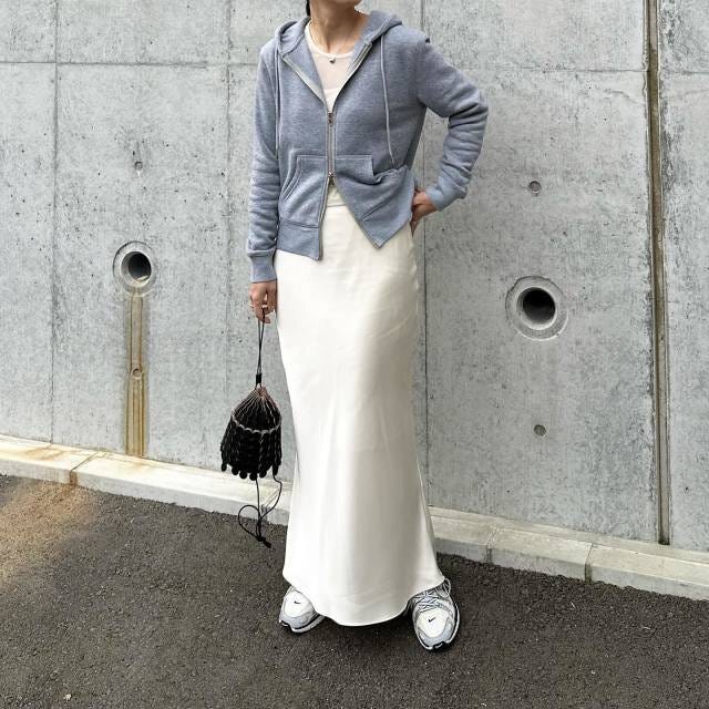 パーカ×サテンスカートのミックスコーデ 大人の春シフトにおすすめ白スカートコーデ