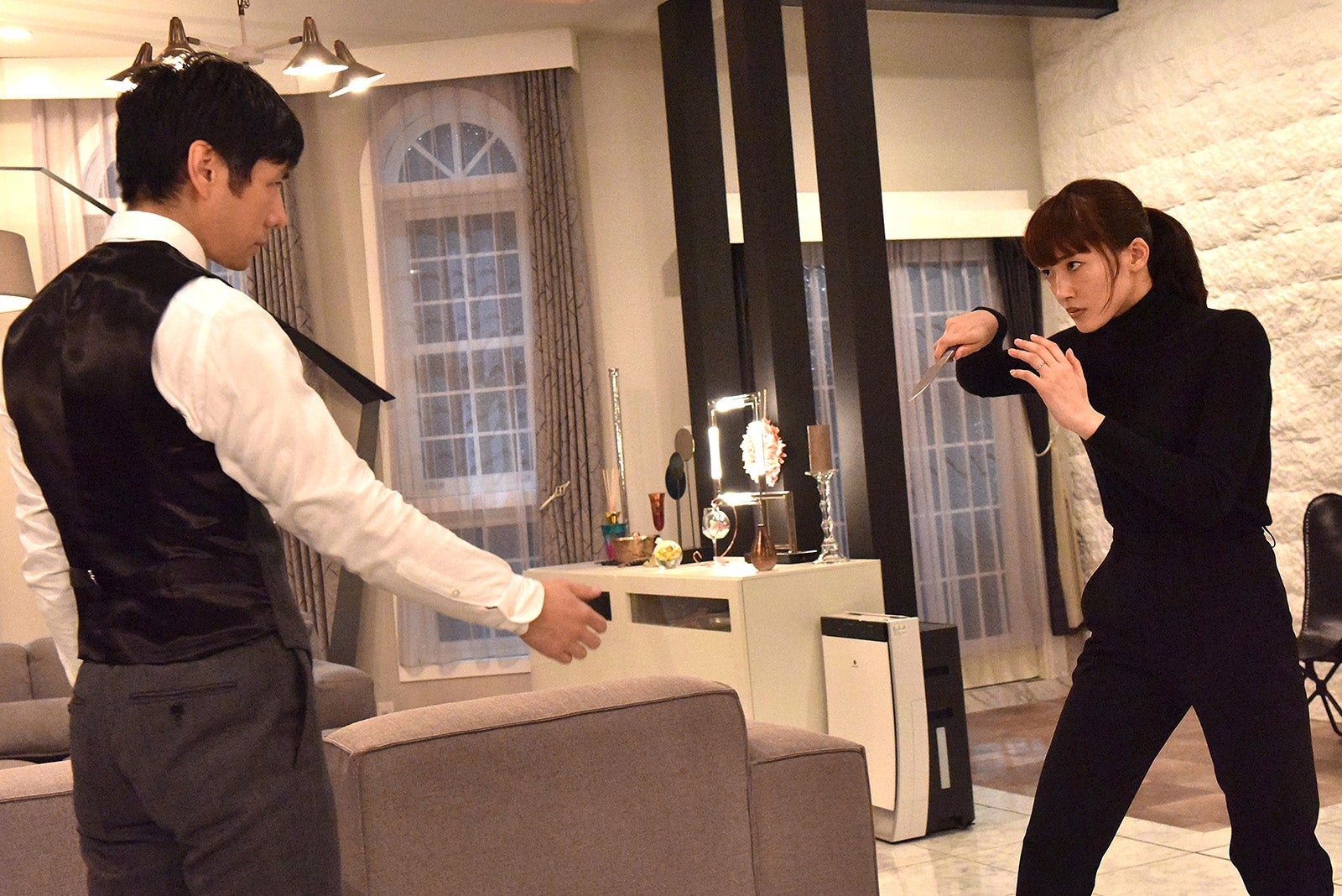 綾瀬はるか＆西島秀俊のアクションシーン（C）日本テレビ