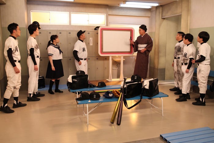 「辛口の真夏井先生」菊田竜大、粗品、丸山礼、岡部大、松尾駿、長田庄平、せいや、秋山寛貴 (C)フジテレビ