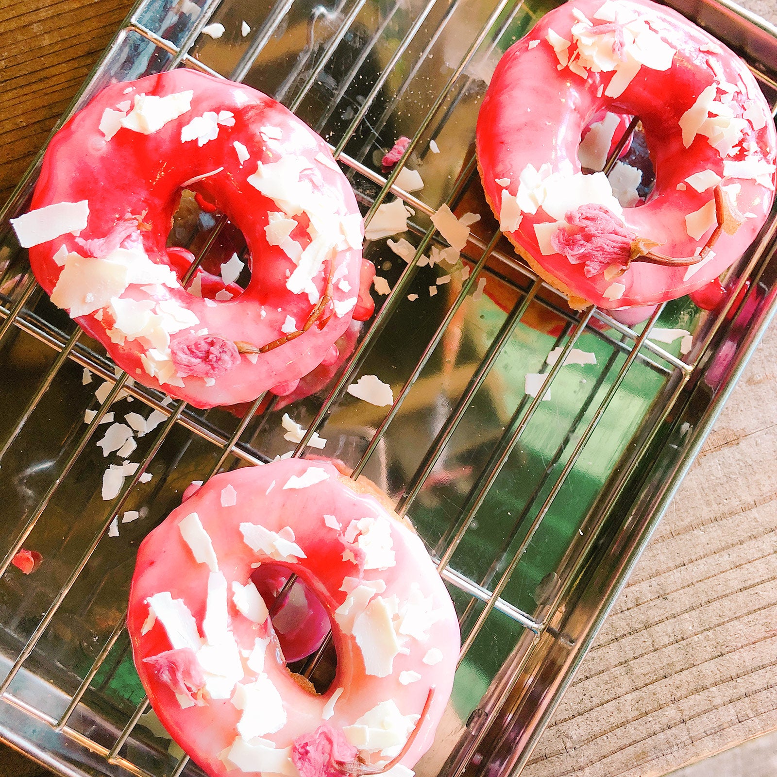 手順3：ホワイトチョコレートと桜をトッピングしたら完成／画像提供：柏原歩