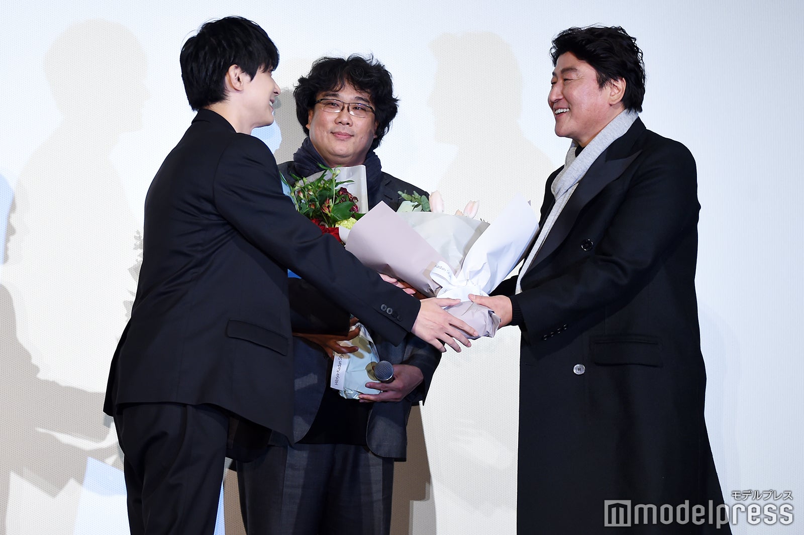 ソン・ガンホ（右）に花束を贈呈する吉沢亮 （C）モデルプレス