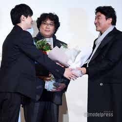 ソン・ガンホ（右）に花束を贈呈する吉沢亮 （C）モデルプレス