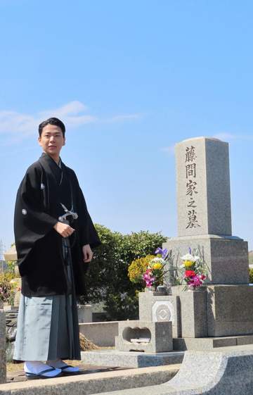 尾上左近が初代の祖父ら眠る墓前に三代目辰之助襲名を報告「自分の色を入れられたら」と立役プラス女形の新たな辰之助像確立へ決意