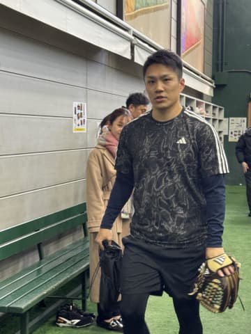 巨人・則本昂大投手がジャイアンツ球場で初練習 楽天からFAで加入 ブルペンで19球 ファンの声援に手を上げて応える