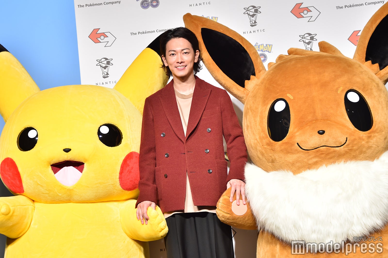 ピカチュウ、イーブイに挟まれる佐藤健（C）モデルプレス