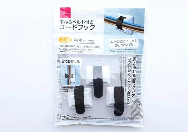 ダイソーのベルト付コードフック（粘着、3個）のパッケージ
