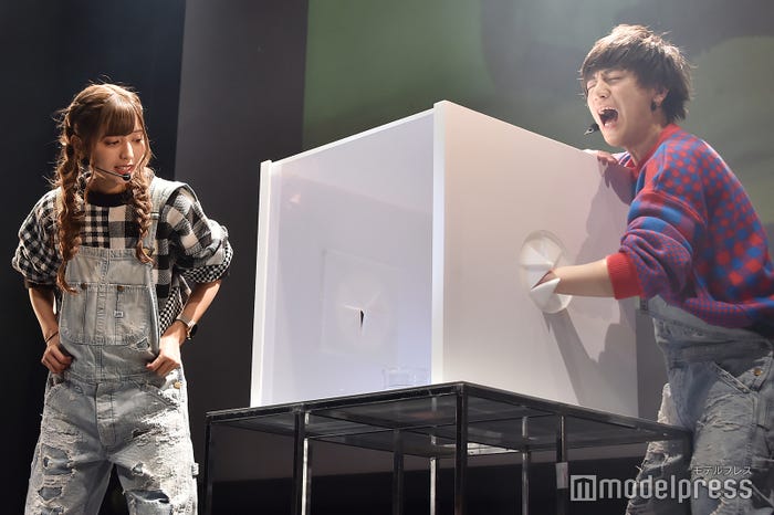 「箱の中身はなんだろなゲーム」に挑戦するヴァンゆん (C)モデルプレス