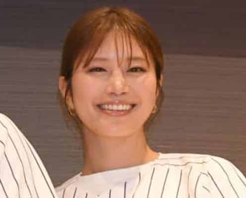 稲村亜美、デコルテ透けるブラックドレス姿にうっとり「首筋めちゃくちゃ色っぽい」