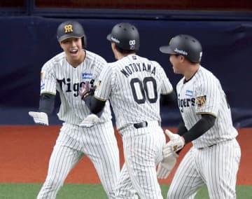 阪神・ドラ3岡城がプロ初安打＆初適時打 若虎躍動！八回一挙4得点 試合前に岡本、村上の打撃を撮影「参考に」