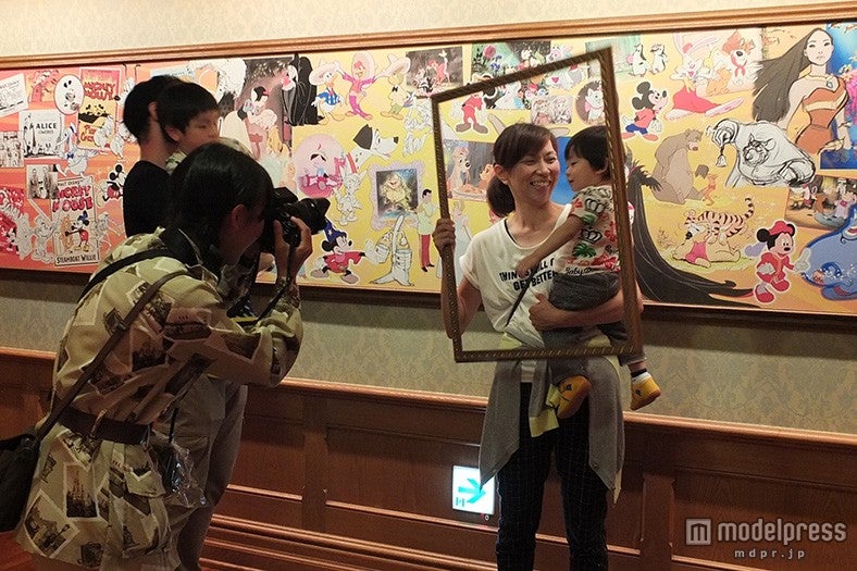 「ディズニーギャラリー」での撮影の様子（C）Disney