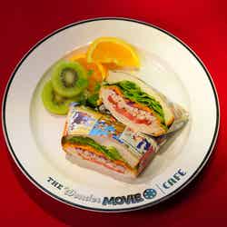 チキンと野菜のカラフルサンドイッチ税込1,980円（C）Disney